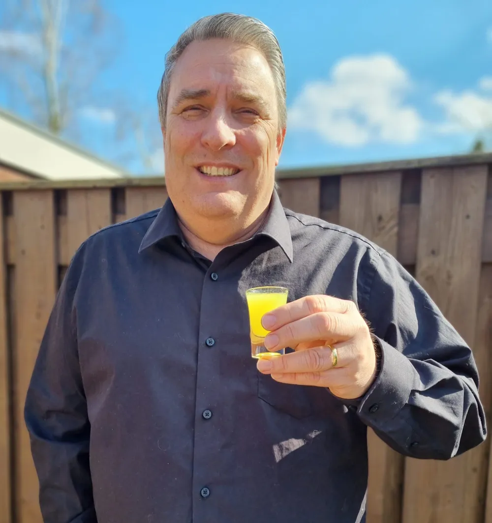 Jos Huijbregts met een glaasje limoncello