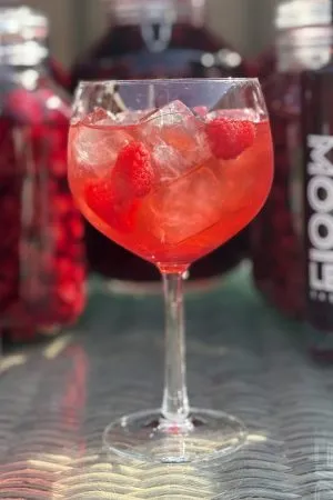Frambozen spritz met verse frambozen en ijs