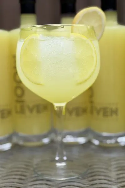Limoncello spritz met een schijfje citroen