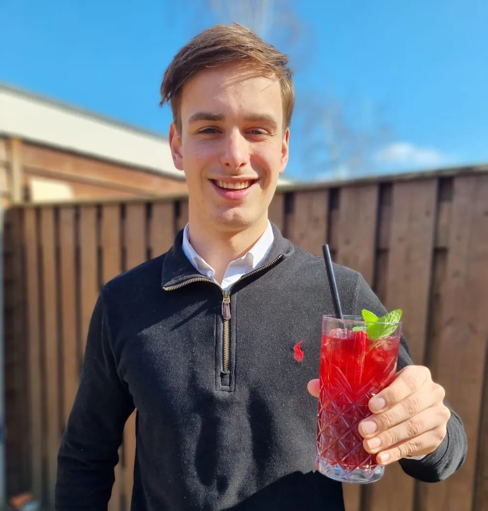 Thomas Huijbregts met een frambozen spritz